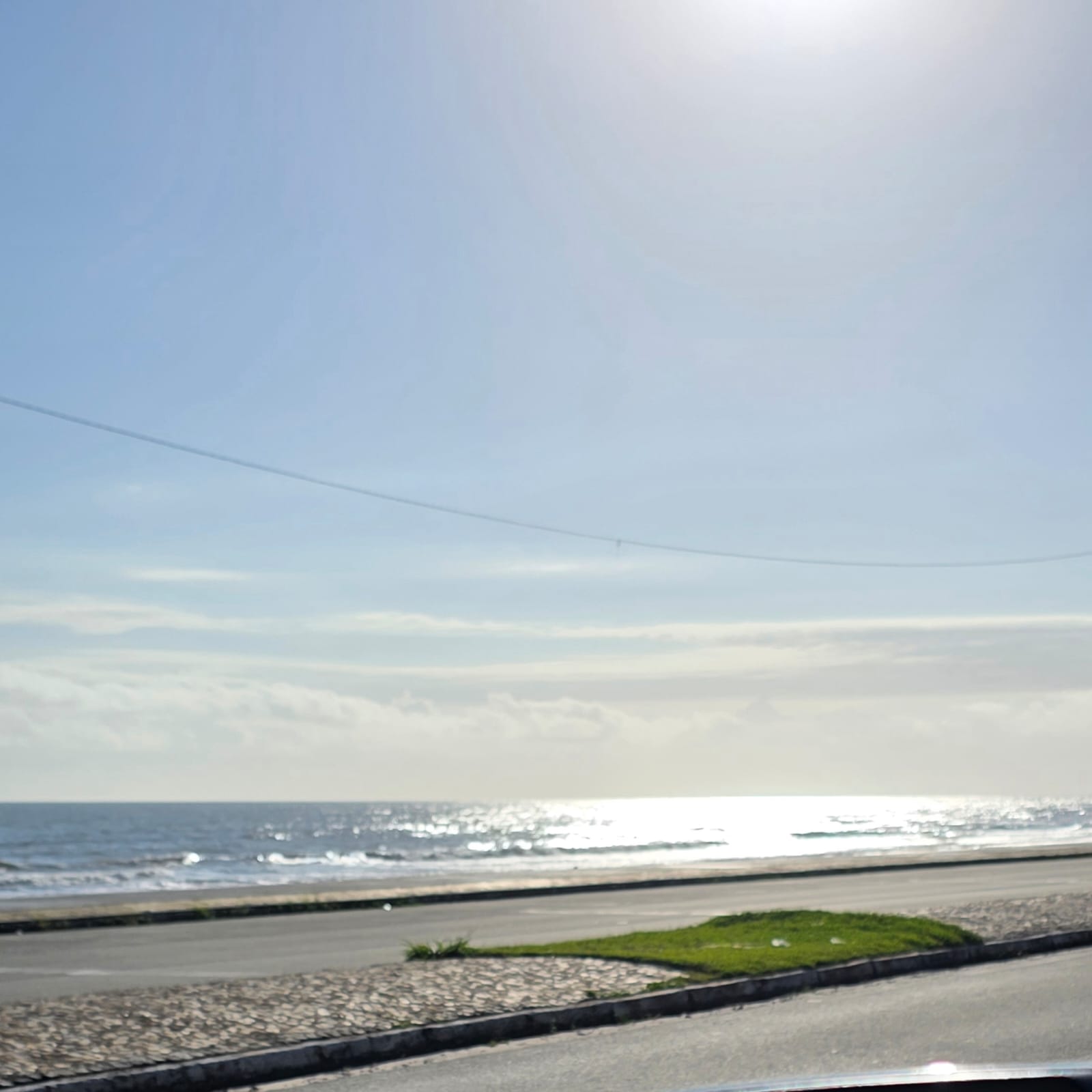 O sol pinta de dourado o mar